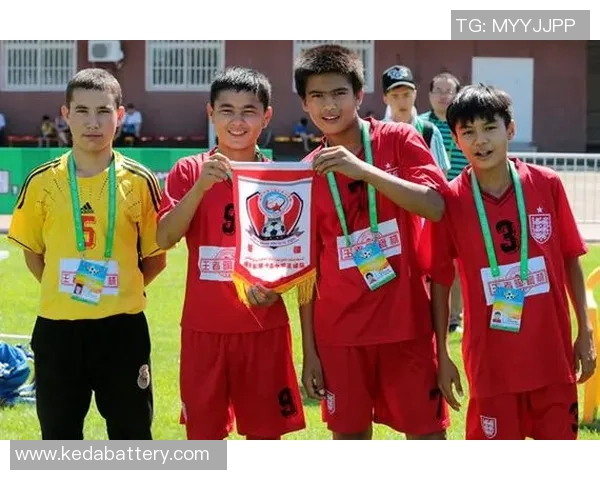 足球明星亲临新疆喀什助力当地足球发展与文化交流活动盛况空前